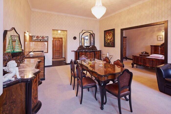 Exclusive Apartment On Shevchenko Avenue 10 Лвив Екстериор снимка