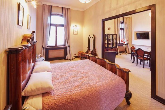 Exclusive Apartment On Shevchenko Avenue 10 Лвив Екстериор снимка